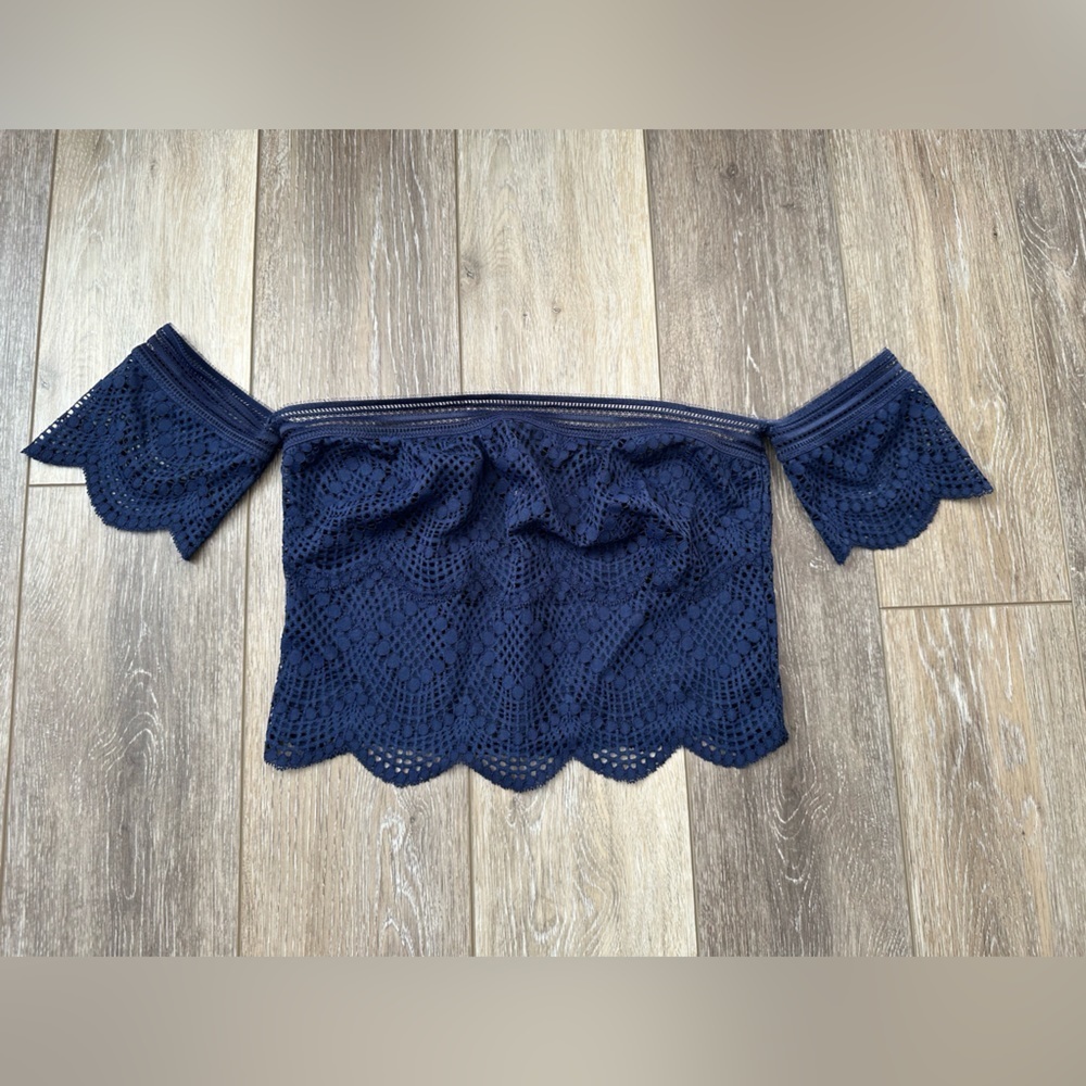 🛍️ Victoria’s Secret lace crop top excellent condition.